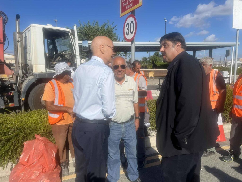 Αφαιρούνται τα τσιμεντομπλόκ στο αεροδρόμιο Πάφου τοποθετούνται πλαστικά κολονάκια είπε ο Αλ. Βαφεάδης