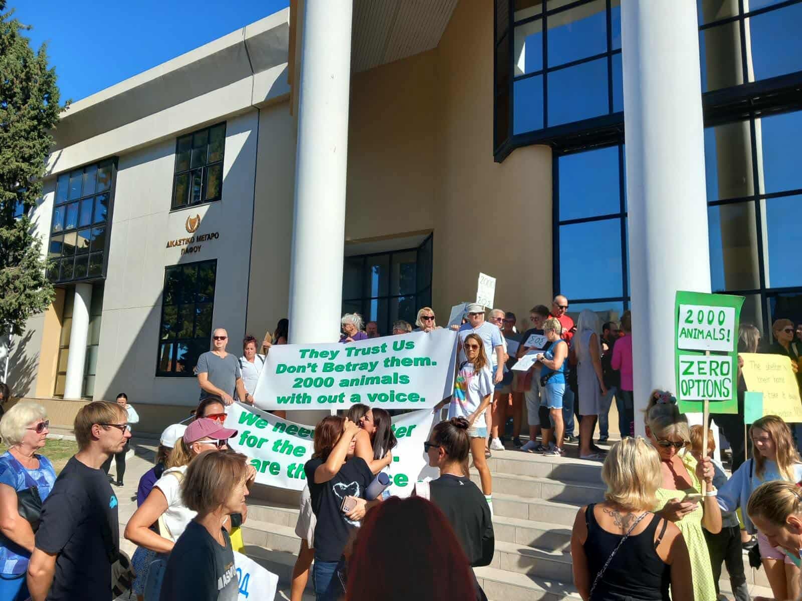 Εκδήλωση διαμαρτυρίας έξω από δικαστήριο για καταφύγιο ζώων στο Δημοτικά όρια Δήμου Ιεροκηπίας και Πάφου