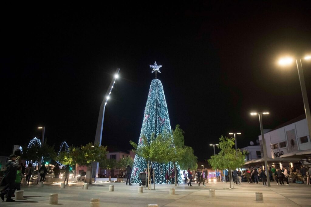 Η Πάφος ντύνεται γιορτινά για την εορταστική περίοδο των Χριστουγέννων!