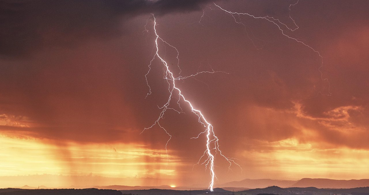 Με καταιγίδες και χαλάζι το επόμενο τριήμερο: Πιο κάτω της κανονικής το σαββατοκύριακο
