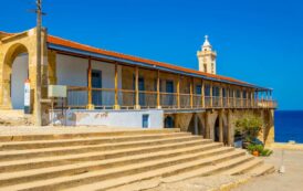 Στη Θεία λειτουργία για την εορτή του Αποστόλου Ανδρέα στο κατεχόμενο Ριζοκάρπασο η Φιλίππα Καρσερά Χριστοδουλίδη