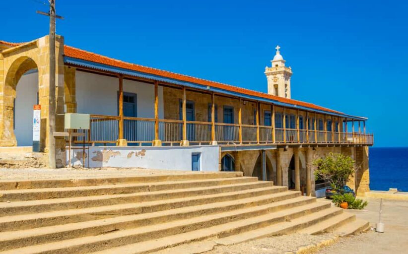 Στη Θεία λειτουργία για την εορτή του Αποστόλου Ανδρέα στο κατεχόμενο Ριζοκάρπασο η Φιλίππα Καρσερά Χριστοδουλίδη