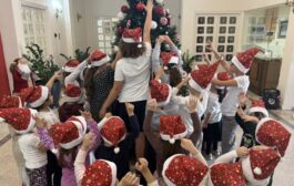 Στολισμός Χριστουγεννιάτικου Δέντρου στο Δημ. Μέγαρο από τα παιδιά του Πολυδύναμου Κέντρου «Ζέτα Αιμιλιανίδου»