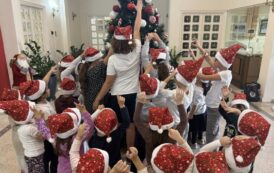 Στολισμός Χριστουγεννιάτικου Δέντρου στο Δημ. Μέγαρο από τα παιδιά του Πολυδύναμου Κέντρου «Ζέτα Αιμιλιανίδου»