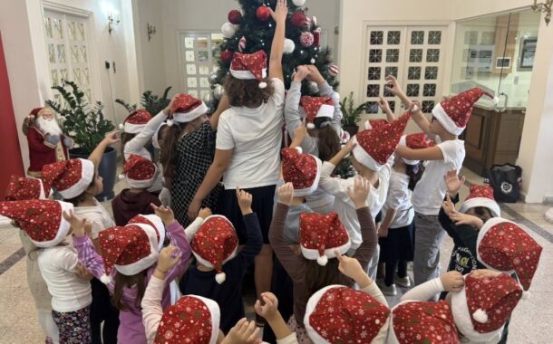 Στολισμός Χριστουγεννιάτικου Δέντρου στο Δημ. Μέγαρο από τα παιδιά του Πολυδύναμου Κέντρου «Ζέτα Αιμιλιανίδου»