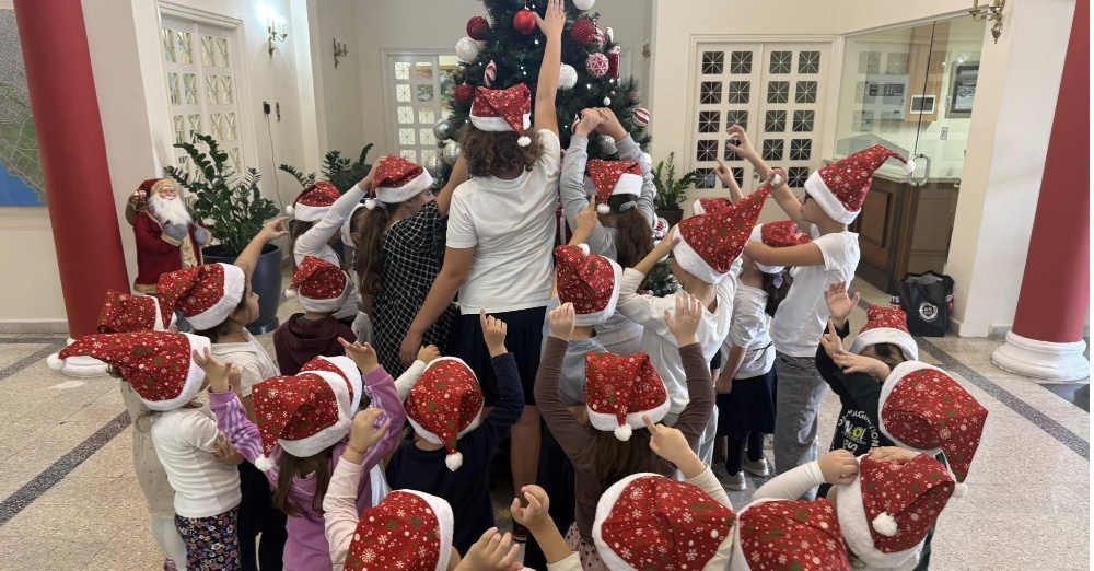 Στολισμός Χριστουγεννιάτικου Δέντρου στο Δημ. Μέγαρο από τα παιδιά του Πολυδύναμου Κέντρου «Ζέτα Αιμιλιανίδου»