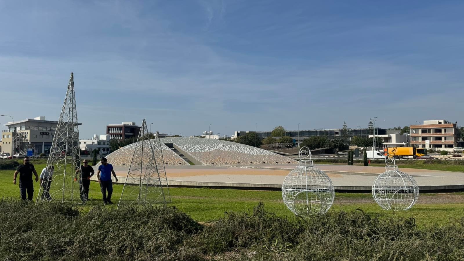 Η Πάφος φοράει τα γιορτινά της – Ανανεωμένος ο φετινός Χριστουγεννιάτικος διάκοσμος