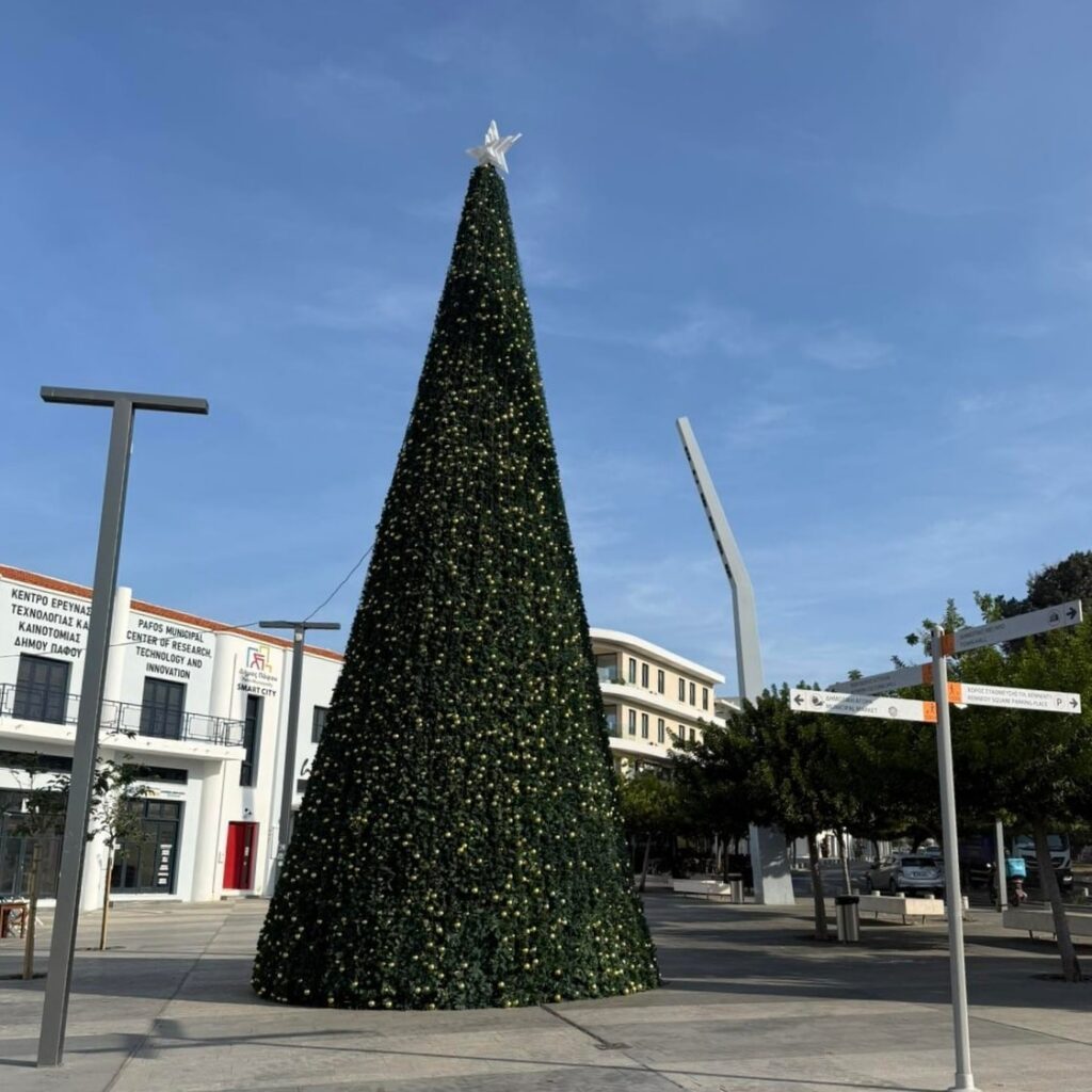 Η Πάφος ετοιμάζεται για τις γιορτές και φοράει τα γιορτινά της (ΦΩΤΟ)