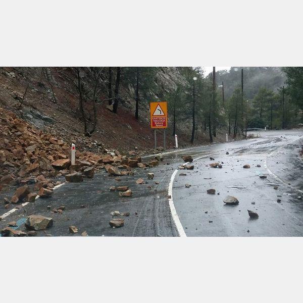 Επικίνδυνος δρόμος λόγω κατολισθήσεων βράχων και χώματος