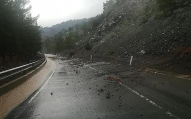 Έντονες βροχοπτώσεις προκάλεσαν κατολισθήσεις σε πολλούς ορεινούς δρόμους