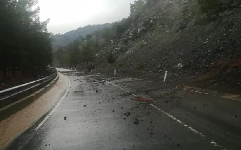 Έντονες βροχοπτώσεις προκάλεσαν κατολισθήσεις σε πολλούς ορεινούς δρόμους