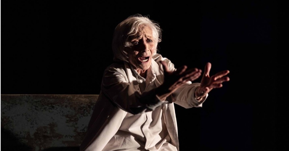 Θεατρική Παράσταση “ΜΙΑ ΙΛΙΑΔΑ” με τη Δέσποινα Μπεμπεδέλη