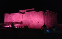 Φωτίστηκε ροζ το κάστρο της Πάφου με μήνυμα για καταπολέμηση καρκίνου του μαστού