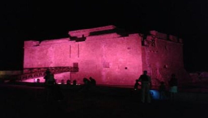 Φωτίστηκε ροζ το κάστρο της Πάφου με μήνυμα για καταπολέμηση καρκίνου του μαστού