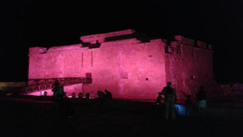 Φωτίστηκε ροζ το κάστρο της Πάφου με μήνυμα για καταπολέμηση καρκίνου του μαστού