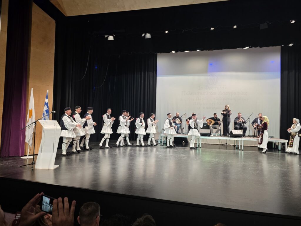 Με μεγάλη συμμετοχή και ενθουσιασμό κορυφώθηκαν οι εκδηλώσεις του 1ου Φεστιβάλ Πολιτισμού και Λαογραφίας στην Πλατεία Κέννεντυ