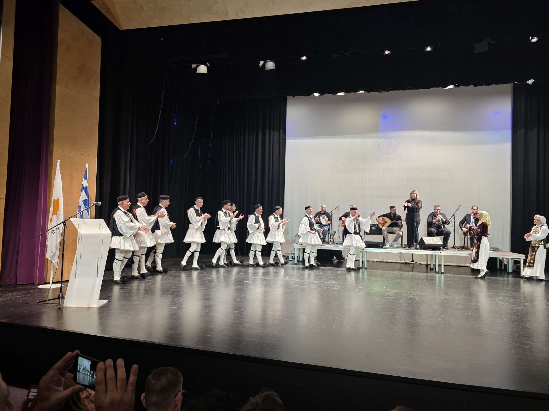 Με μεγάλη συμμετοχή και ενθουσιασμό κορυφώθηκαν οι εκδηλώσεις του 1ου Φεστιβάλ Πολιτισμού και Λαογραφίας στην Πλατεία Κέννεντυ