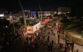 Το «Λεωφορείο Αγάπης» ξεκινά τις δωρεάν διαδρομές του και γεμίζει την πόλη με εορταστική μαγεία!