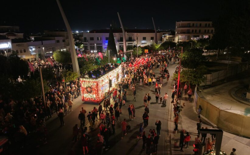 Το «Λεωφορείο Αγάπης» ξεκινά τις δωρεάν διαδρομές του και γεμίζει την πόλη με εορταστική μαγεία!