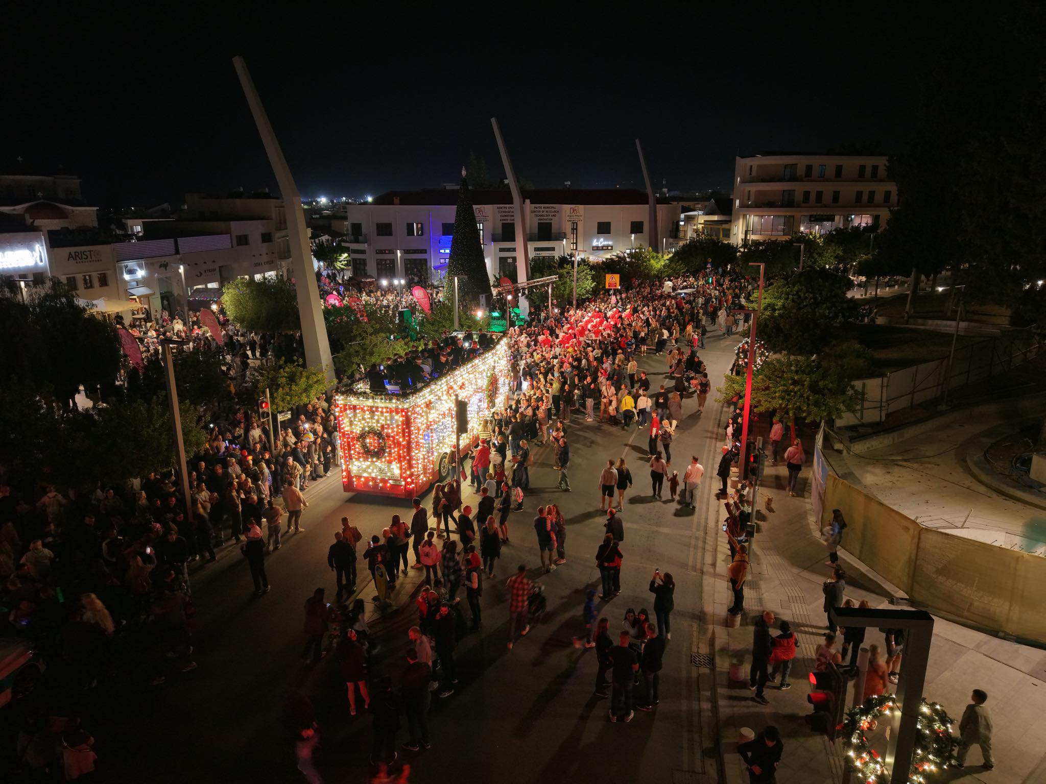 Το «Λεωφορείο Αγάπης» ξεκινά τις δωρεάν διαδρομές του και γεμίζει την πόλη με εορταστική μαγεία!