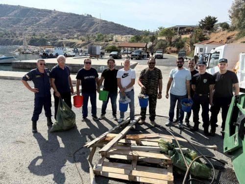 Εκστρατεία καθαρισμού: Περίπου 800 κιλά αδρανή υλικά ανασύρθηκαν από τον βυθό στο λιμανάκι Πωμού