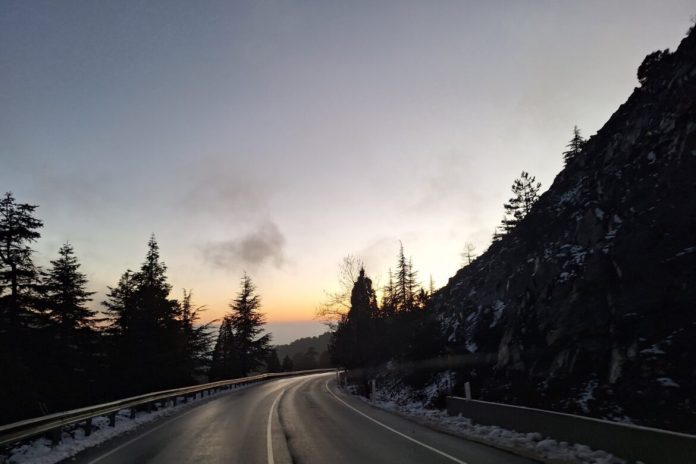 Δρόμοι στο Τρόοδος επηρεάζονται από κατολισθήσεις πετρών και χώματος