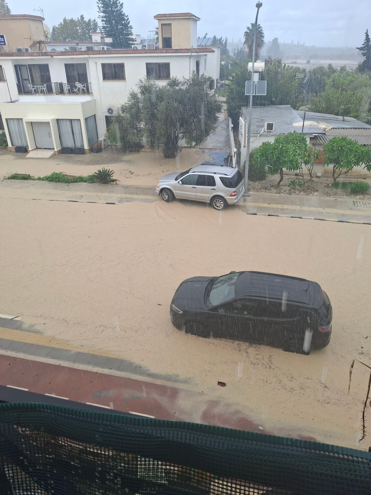 ΤΩΡΑ/ΕΚΤΑΚΤΟ: Πλημμύρισαν τα πάντα στην Π. Χρυσοχούς, ΕΙΚΟΝΕΣ χάους