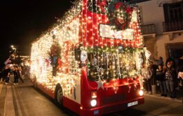 Το «Λεωφορείο Αγάπης» ξεκινά τις δωρεάν διαδρομές του και γεμίζει την πόλη με εορταστική μαγεία!