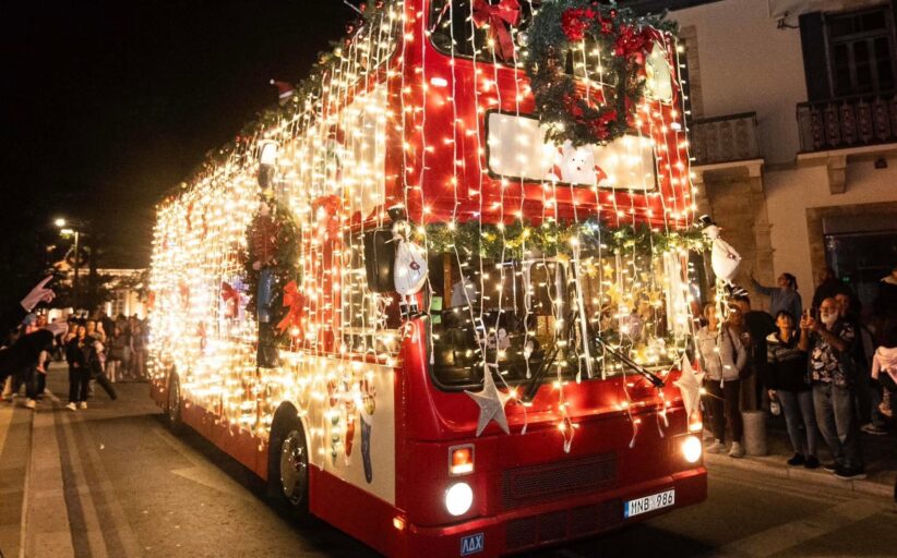 Το «Λεωφορείο Αγάπης» ξεκινά τις δωρεάν διαδρομές του και γεμίζει την πόλη με εορταστική μαγεία!
