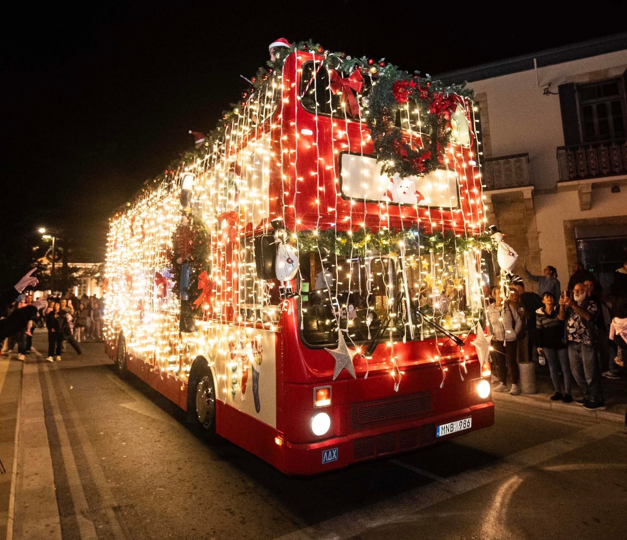 Το «Λεωφορείο Αγάπης» ξεκινά τις δωρεάν διαδρομές του και γεμίζει την πόλη με εορταστική μαγεία!