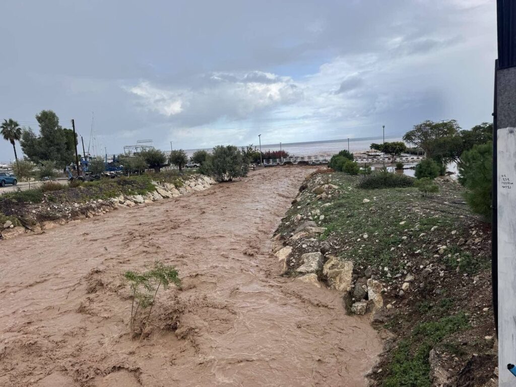 Εντονα πλημμυρικά φαινόμενα στην Πόλη Χρυσοχούς, επί ποδός ΠΥ και Δήμος
