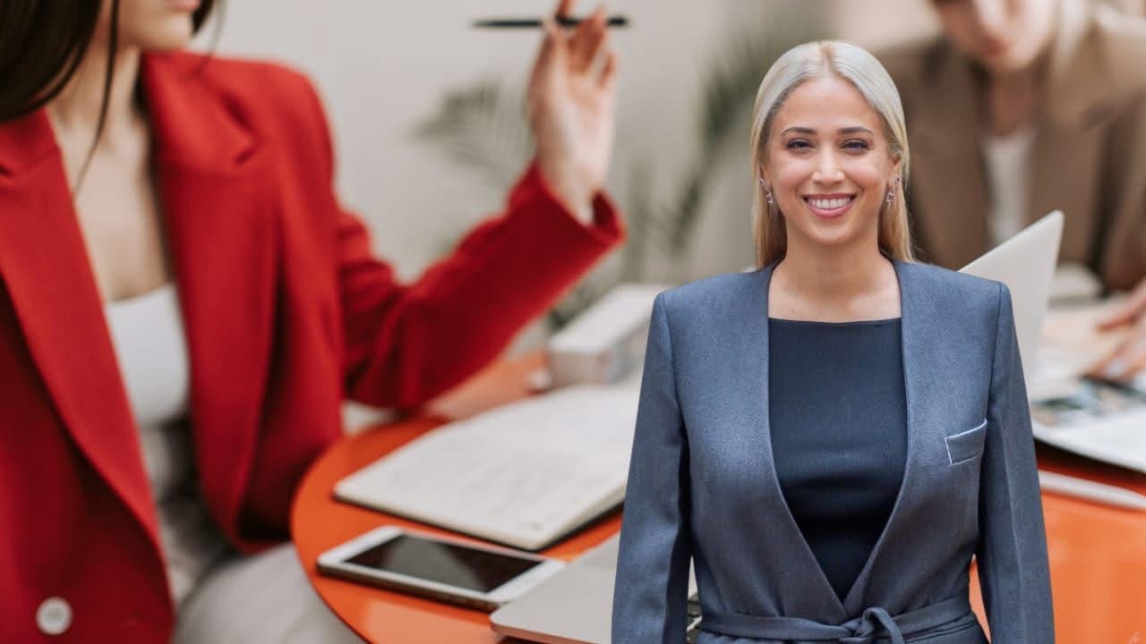 Οι γυναίκες στην Κύπρο είναι μορφωμένες, ικανές αλλά ακόμη αμείβονται λιγότερο