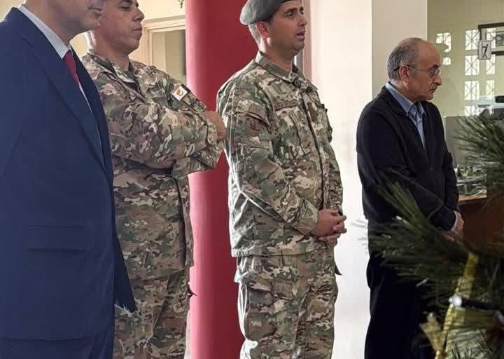 Χριστουγεννιάτικες μελωδίες από το 8ο Σύνταγμα Πεζικού στο Δημαρχείο Πάφου