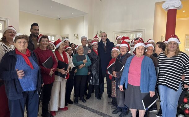Κάλαντα και γιορτινή ατμόσφαιρα στο Δημαρχείο Πάφου από το Κέντρο Ενηλίκων Πάφου