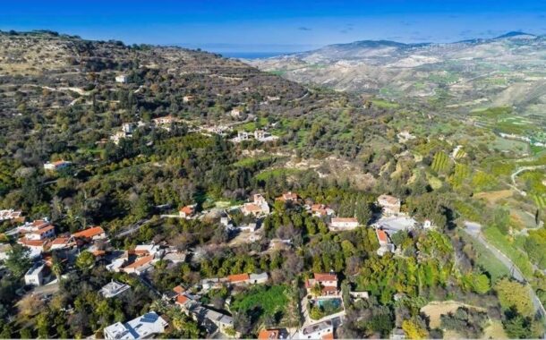 To τελευταίο νεαρό ζευγάρι έφυγε από την Μηλιού πριν 15 χρόνια  σύμφωνα με την κοινοτάρχη Εύα Χρυσάνθου