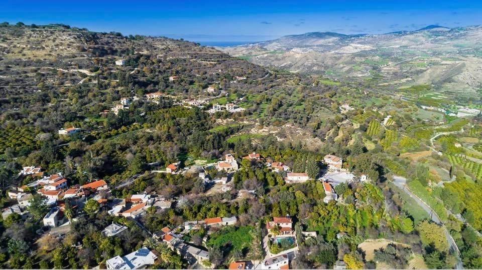 To τελευταίο νεαρό ζευγάρι έφυγε από την Μηλιού πριν 15 χρόνια  σύμφωνα με την κοινοτάρχη Εύα Χρυσάνθου