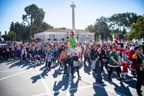 &Pi;&lambda;ή&theta;&omicron;&sigmaf; &kappa;ό&sigma;&mu;&omicron;&upsilon; &sigma;&tau;&omicron; &kappa;έ&nu;&tau;&rho;&omicron; &tau;&eta;&sigmaf; &Pi;ά&phi;&omicron;&upsilon; &gamma;&iota;&alpha; &tau;&omicron; Santa Run