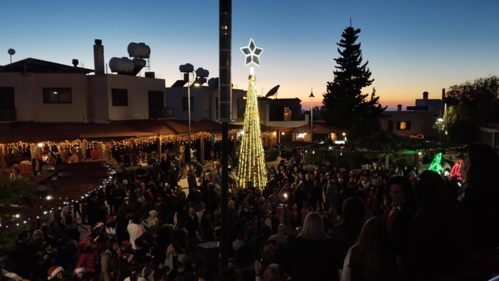 Σε εορταστικό κλίμα η φωταγώγηση του Χριστουγεννιάτικου διάκοσμου στην Τάλα