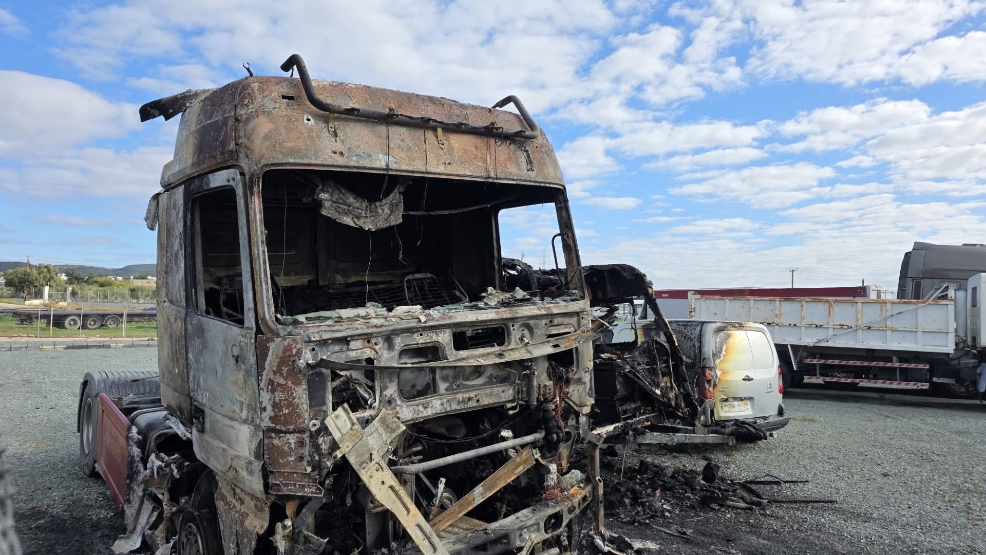 Κακόβουλη ενέργεια πίσω από την πυρκαγιά σε τρία οχήματα στην Πάφο