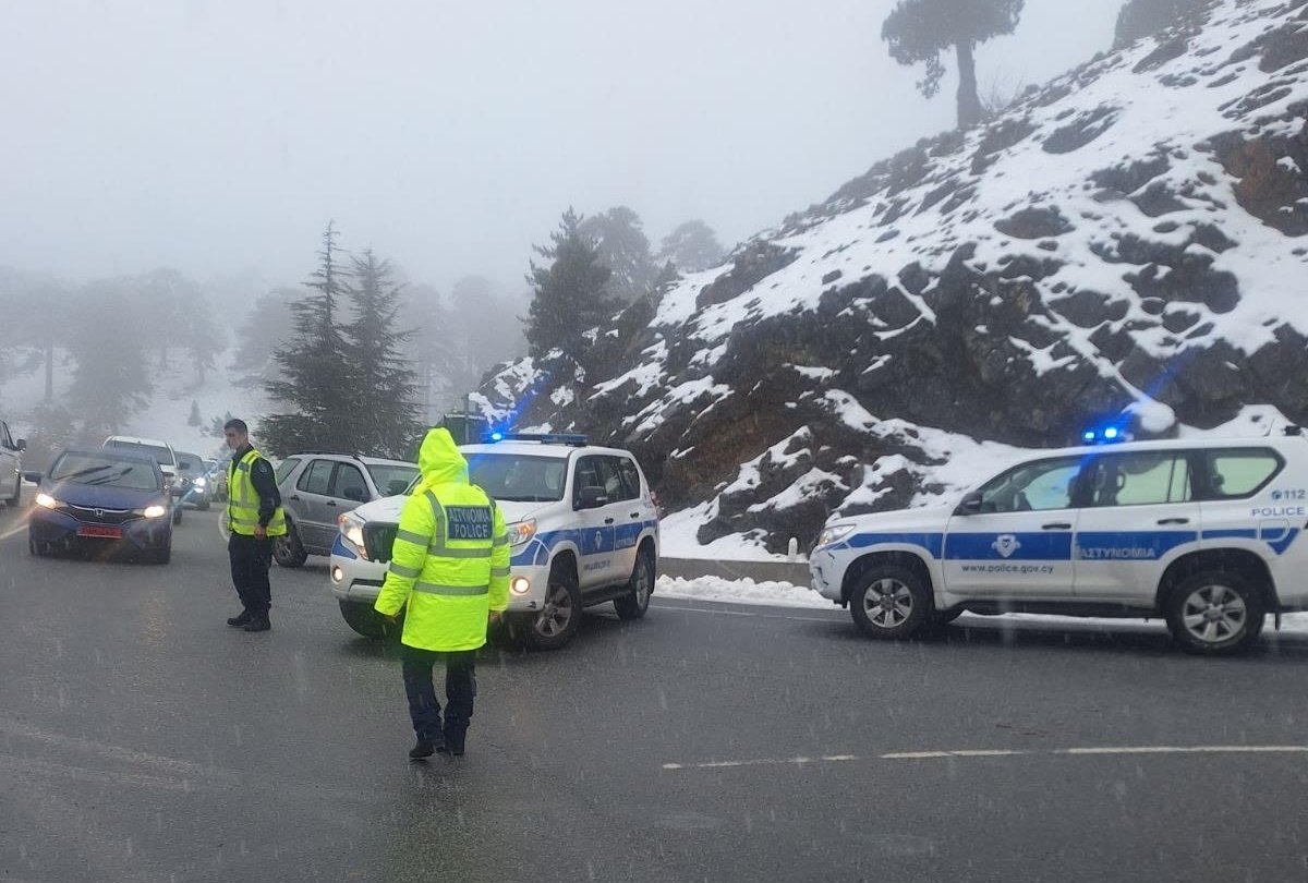 Ιδιαίτερα επικίνδυνοι οι δρόμοι προς το Τρόοδος, αυτοκίνητα έχουν ακινητοποιηθεί