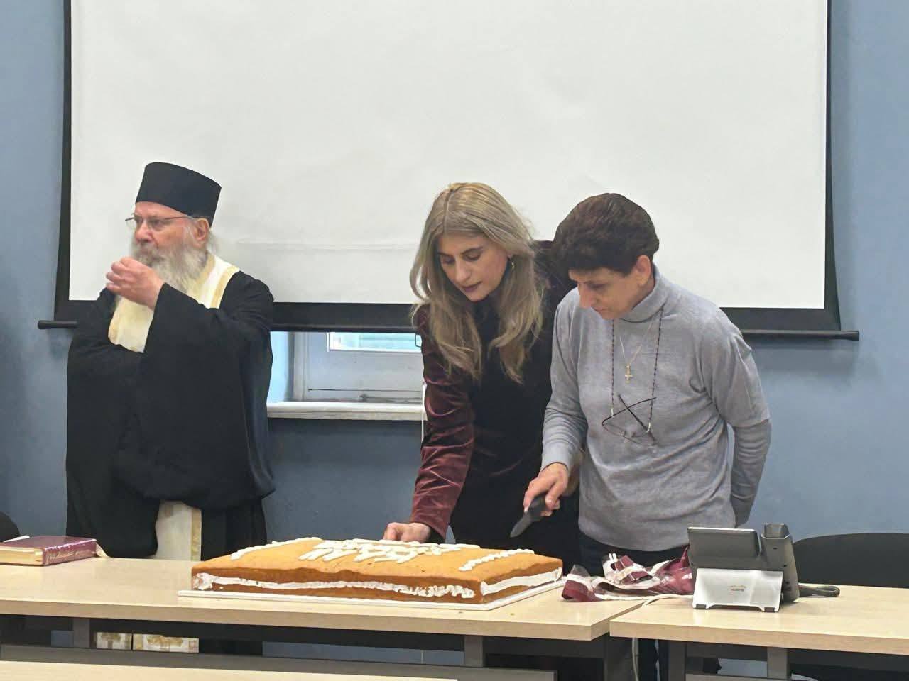 Η καθιερωμένη κοπή της βασιλόπιτας στα γραφεία της Επαρχιακής Διοίκησης Πάφου