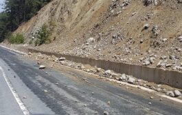 Κατολισθήσεις πετρών και όγκων χώματος