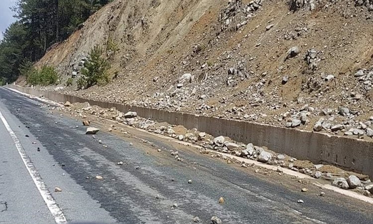 Κατολισθήσεις πετρών και όγκων χώματος