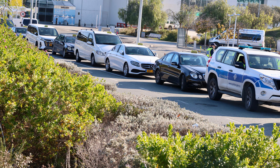 Αναβολή αυριανής προγραμματισμένης απεργίας των οδηγών ταξί