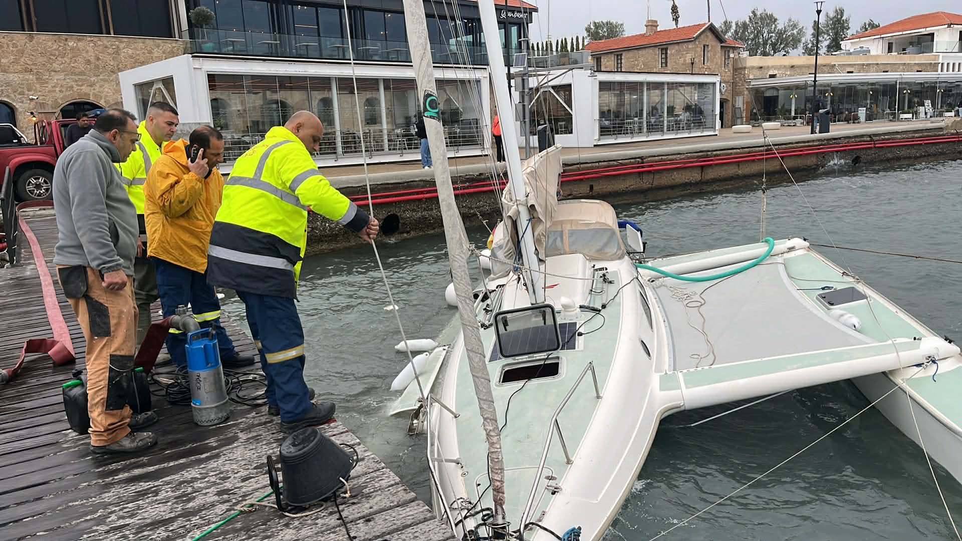 Σοβαρές ζημιές σε σκάφος στο λιμάνι Κάτω Πάφου λόγω θαλασσοταραχής