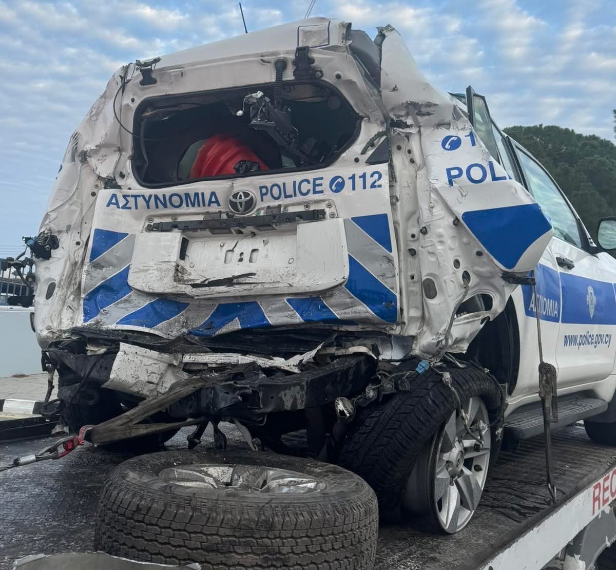 Τρία πρόσωπα μεταφέρθηκαν τα ξημερώματα σήμερα στο Γενικό Νοσοκομείο Λευκωσίας, μετά από οδική σύγκρουση που σημειώθηκε στον αυτοκινητόδρομο