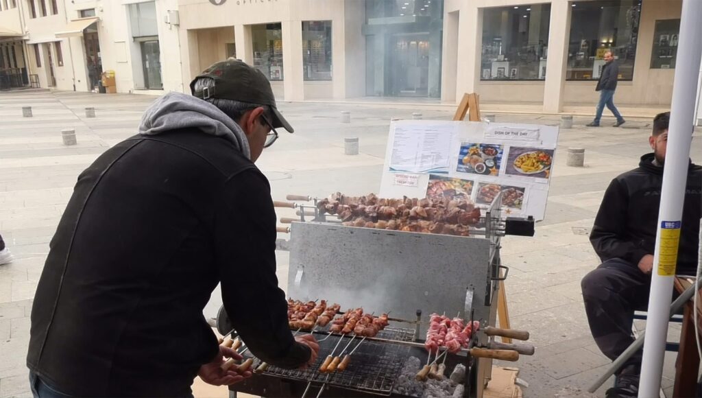 Με κέφι και ακολουθώντας την παράδοση γιορτάστηκε η Τσικνοπέμπτη στην Πάφο