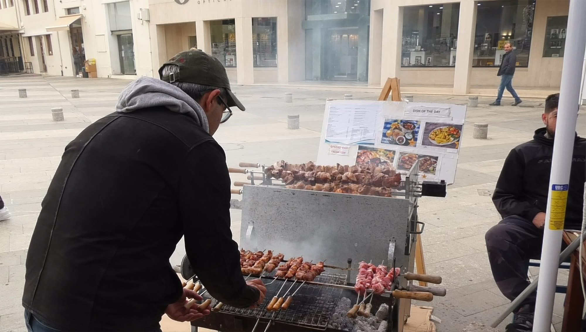 Με κέφι και ακολουθώντας την παράδοση γιορτάστηκε η Τσικνοπέμπτη στην Πάφο