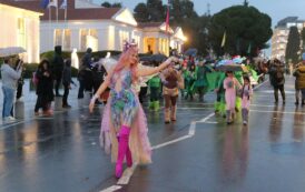 Μασκέ πάρτι στην Πλατεία Κέννεντυ