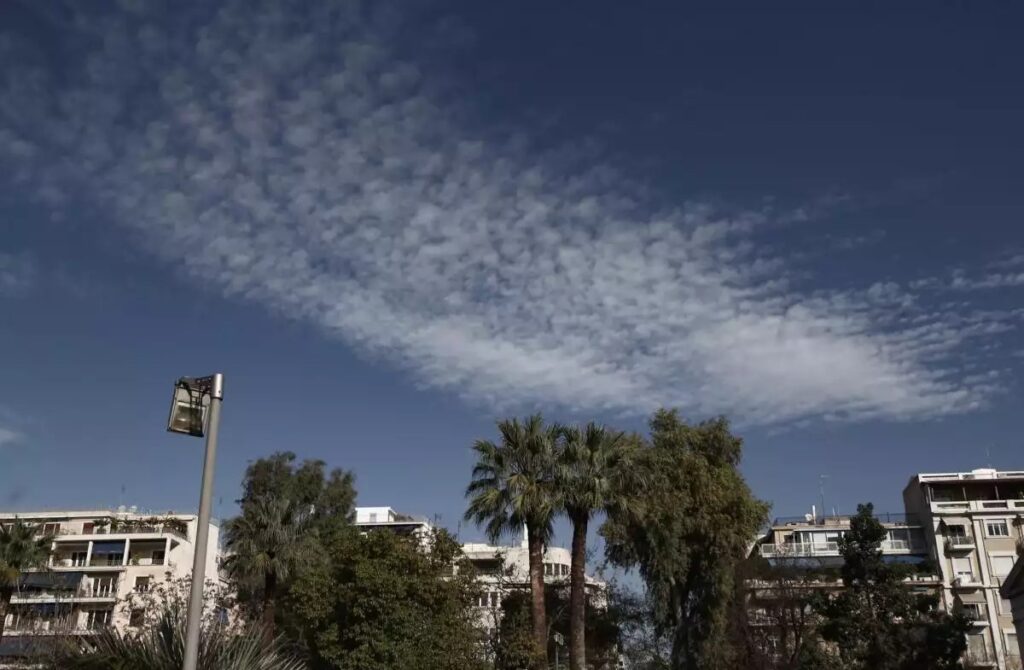 Καιρός: Συννεφιασμένο σκηνικό με τοπικές βροχές και μεμονωμένες καταιγίδες